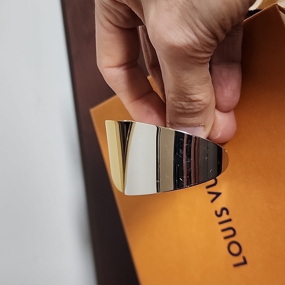 Louis Vuitton Essential V limited edition employee cuff bracelet - Picture 10 of 15